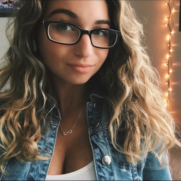 Meet your Posher, Alexis - Picture 1 of 1